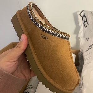 Women’s Size 7 Tasman Chestnut Uggs